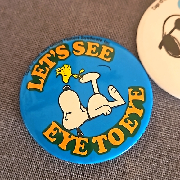 Set of 2 vintage Snoopy Woodstock buttons Peanuts 1980s pins Great shape! - Picture 3 of 6